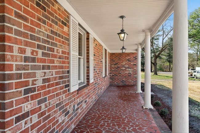 Building Photo - 2305 Lakewood Ln