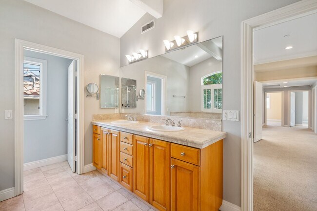 Building Photo - Spacious detached townhome available in So...