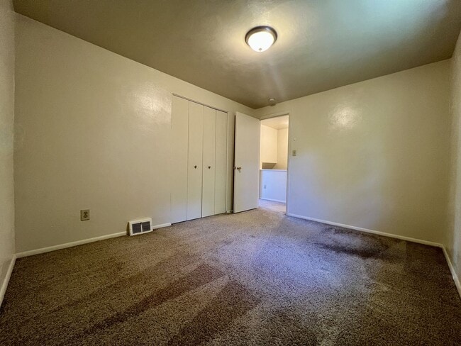Building Photo - Townhouse in Plum with a Huge Master Bedro...