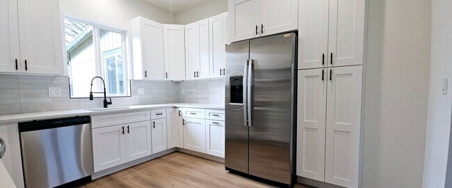 Building Photo - MOVE-IN SPECIAL! Recently Renovated 2 Stor...