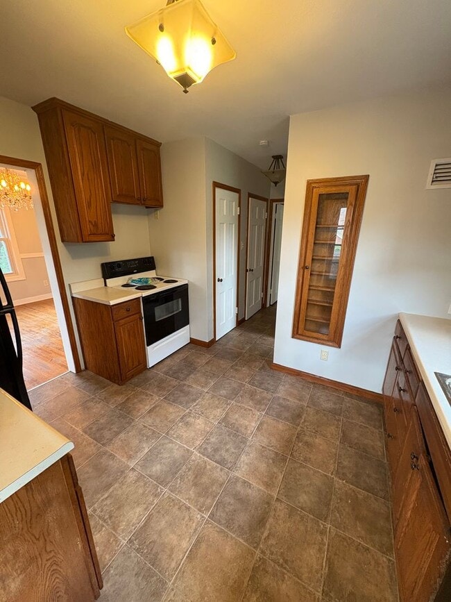 Building Photo - 4 bedroom 3 bathroom single family home