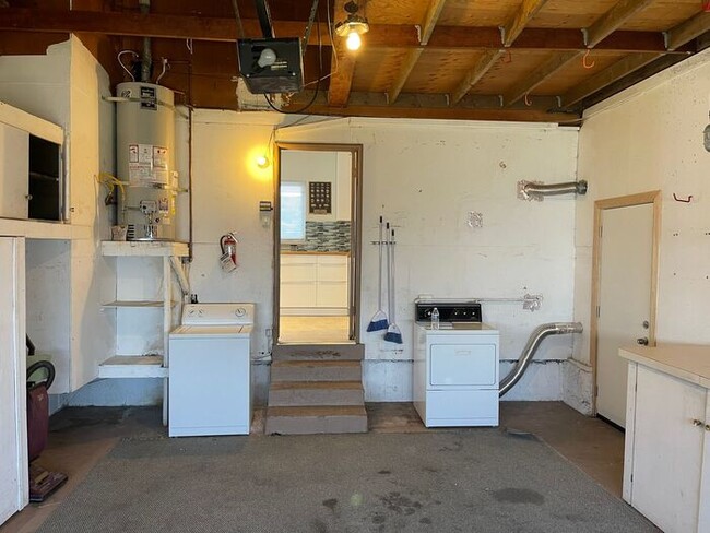 Building Photo - 3 bedrooms, 1 baths, 2 car garage and larg...