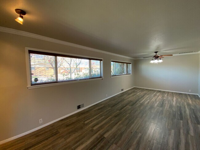 Building Photo - 5 Bedroom Home Available Near Wyoming Blvd NE & Comanche Rd NE!