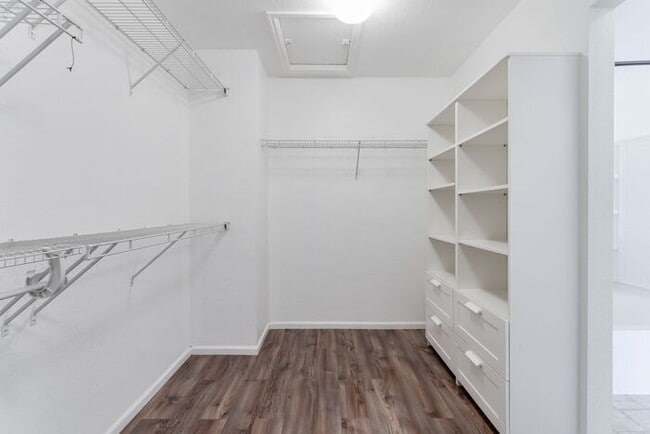 Building Photo - Light and bright 4-bedroom 3 bath beauty i...