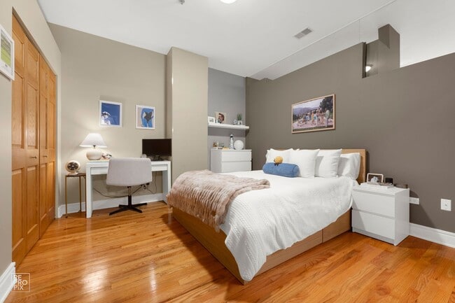 Building Photo - Modern Living Right in the Loop and Free P...