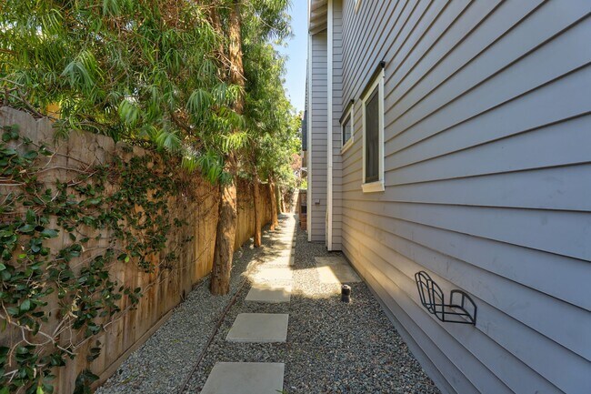 Building Photo - Gorgeous Home in Old Towne Orange