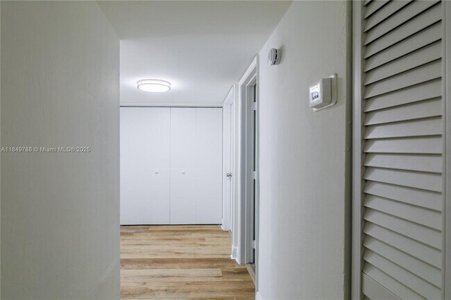 Building Photo - 8870 Fontainebleau Blvd