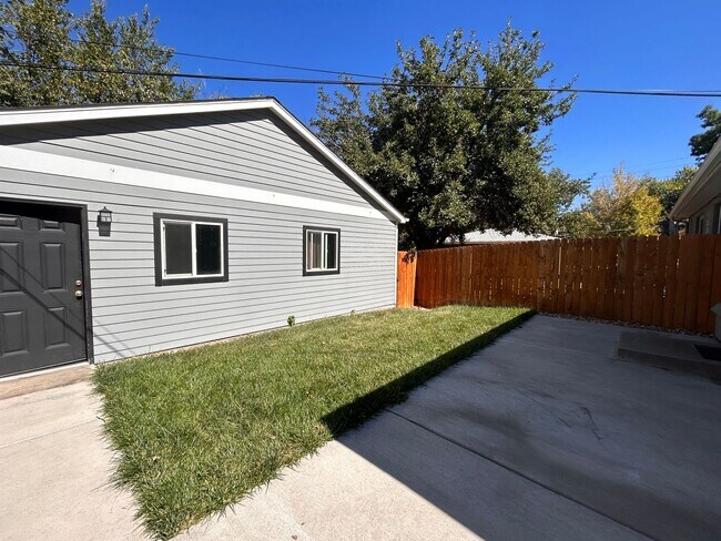 Building Photo - $0 DEPOSIT OPTION. CHARMING 2BED/1BATH DUPLEX NEAR SLOAN LAKE!!