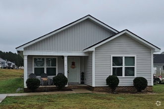 Building Photo - Beautiful Three Bedroom, Two Bathroom Sing...