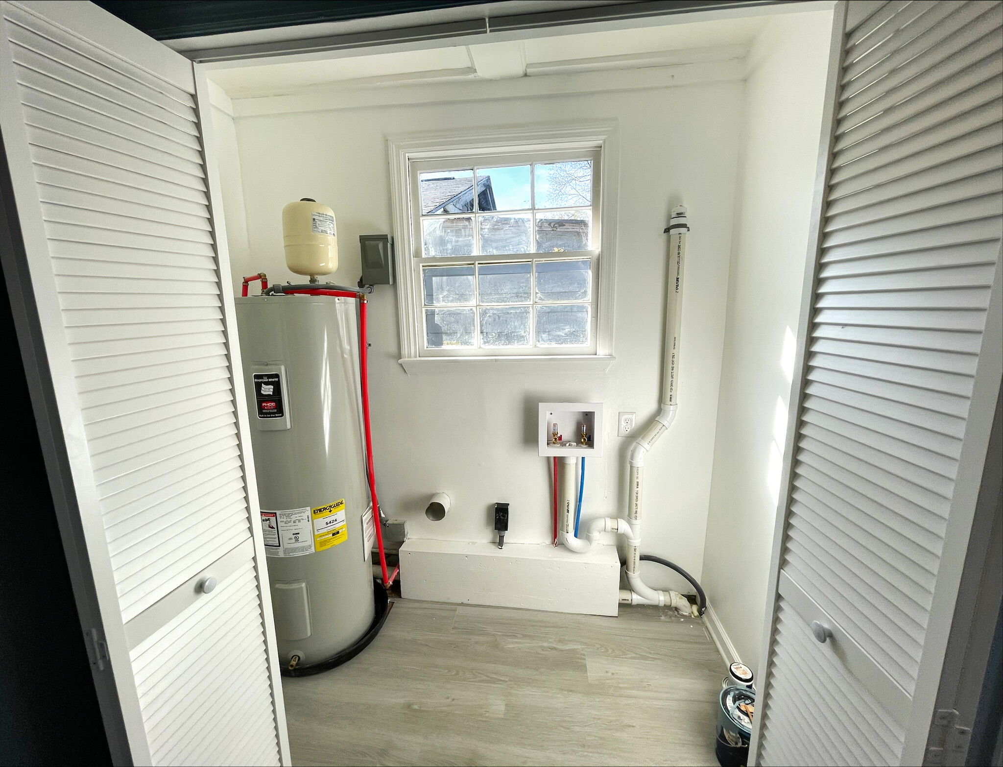 Laundry Room/WD HookUps - 822 W 47th St