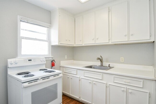 Building Photo - 2722 Wroxton Rd