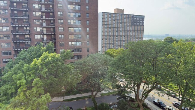 Building Photo - 201 St Pauls Ave