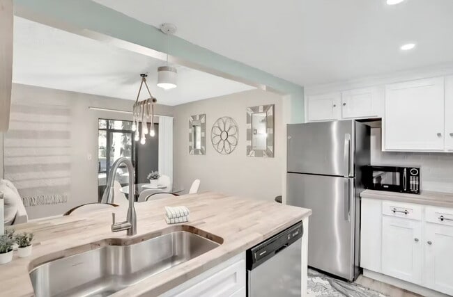 Building Photo - 9 Tarragona Ct