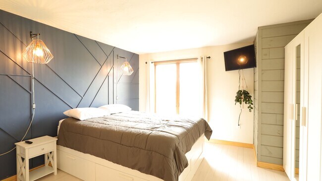 Building Photo - FURNISHED WINTER SEASONAL - 3 bedroom with Stunning Views, 6 mo lease - $2675/mo