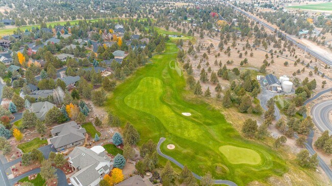 Building Photo - Eagle Crest Townhome Steps to Lakeside Cen...