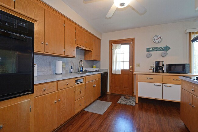 Building Photo - Charming 3 Bed, 1.5 Bath Home in Richfield – Private Yard, Garage & Prime Twin Cities Access