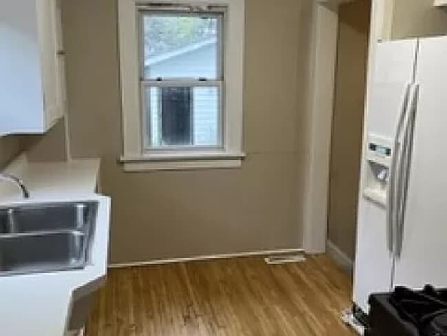 Building Photo - Pet friendly Charming 3 Bedroom Bungalow Aval 6/1/2026