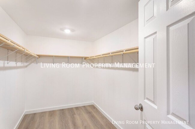 Building Photo - 4208 SE Stark St