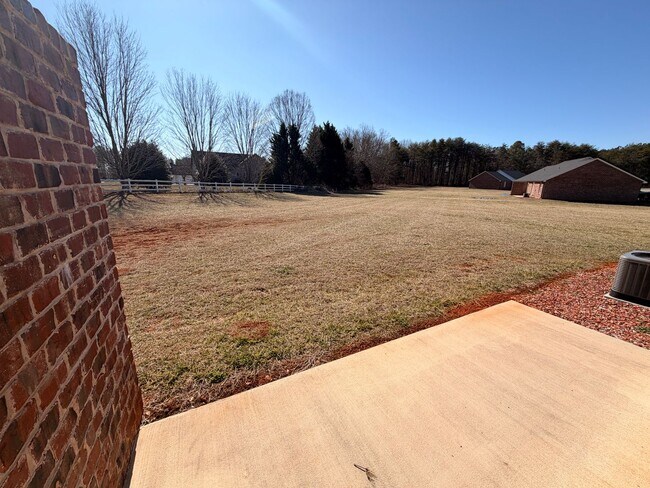 Building Photo - Available now!  Super Convenient Location in a peaceful area of Lincoln County.