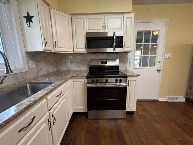 Building Photo - 136 Grimes St