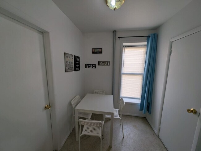 Building Photo - 320 E 96th St