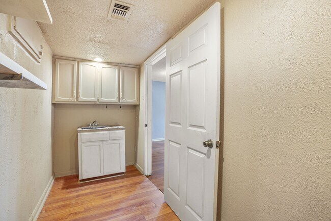 Building Photo - 9 Lakeview Manor