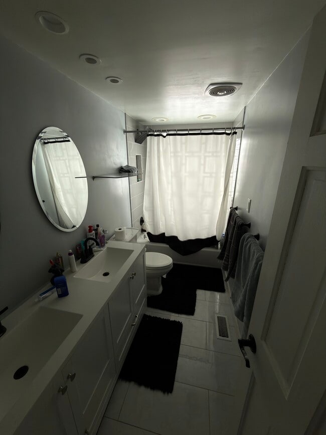 Building Photo - 560 Glen Pl