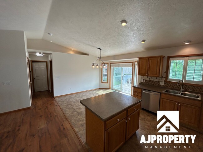 Building Photo - 4604 S Dunlap Ave