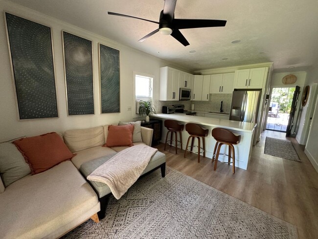 Building Photo - Beautifully Remodeled 2 bed 1 bath Pohaila...