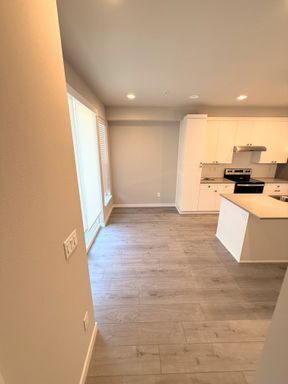 Building Photo - Stunning Tri Level 2 bed /2.5 bath Townhom...