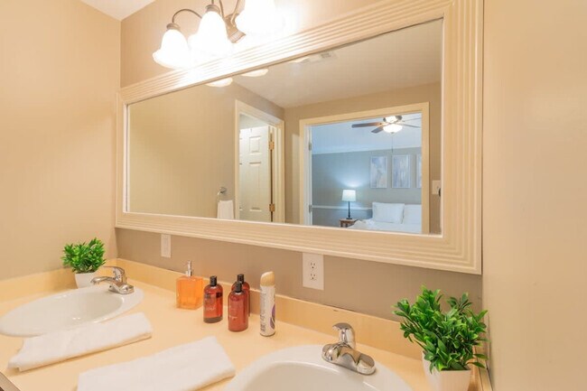 Building Photo - 3912 Crestview Dr