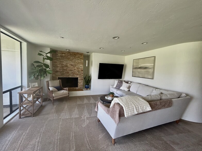 Great Room - 2556 Navarra Dr