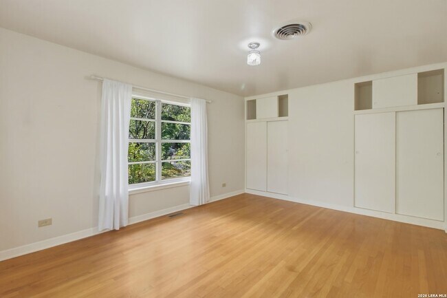 Building Photo - 207 Canyon Dr