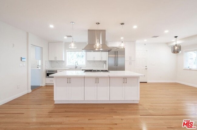 Building Photo - 2201 Coldwater Canyon Dr
