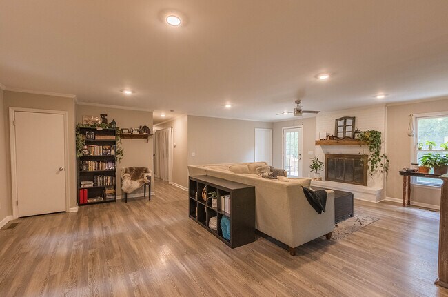 Building Photo - 210 Elliott Ct