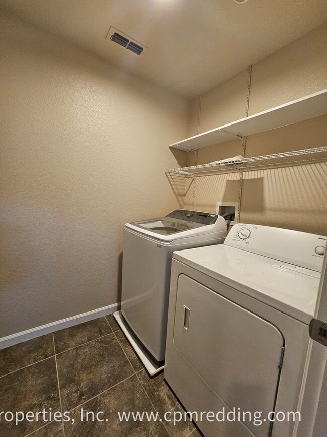 Building Photo - Spacious 5 Bedroom in the Heart of Redding!