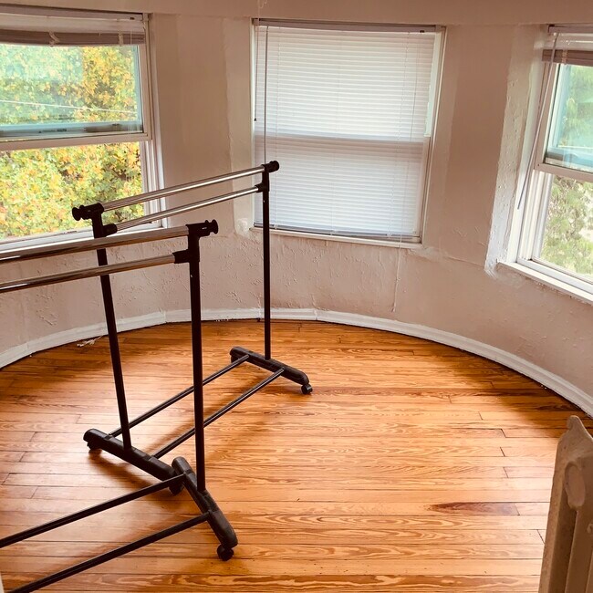 Building Photo - 2900 Enoch Ave