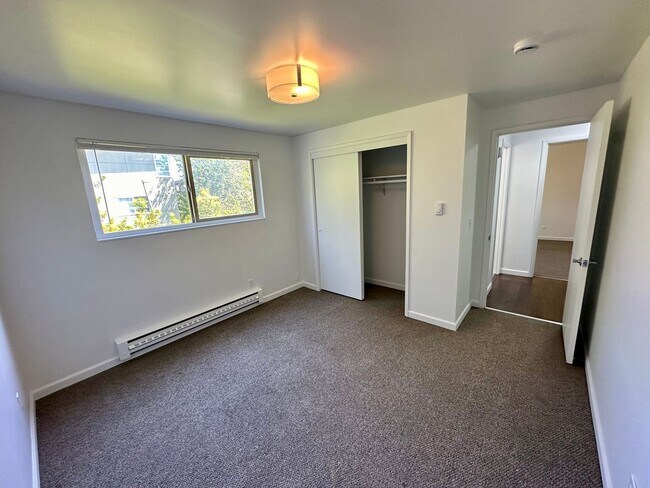 Building Photo - Spacious 2-Bed with Washer/Dryer, Dishwash...