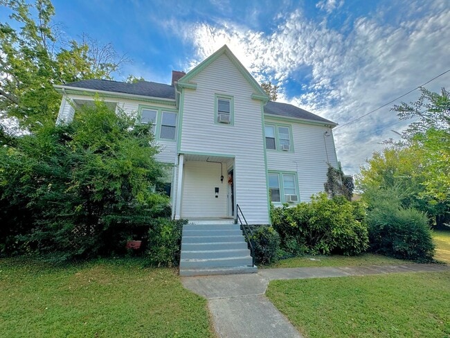 Primary Photo - Charming Upstairs Apartment