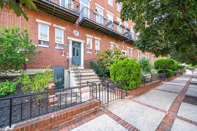 Building Photo - 224 Monroe St
