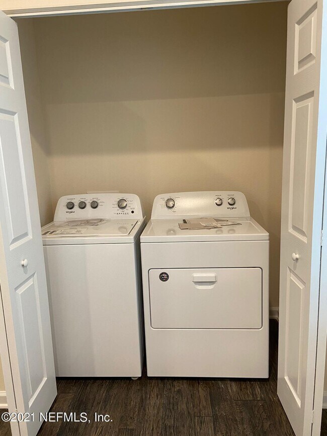 Building Photo - 211 Scotch Pebble Dr