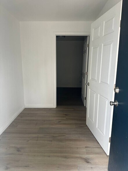 Building Photo - 15122 Burbank Blvd