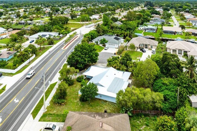 Building Photo - 2041 SE Floresta Dr