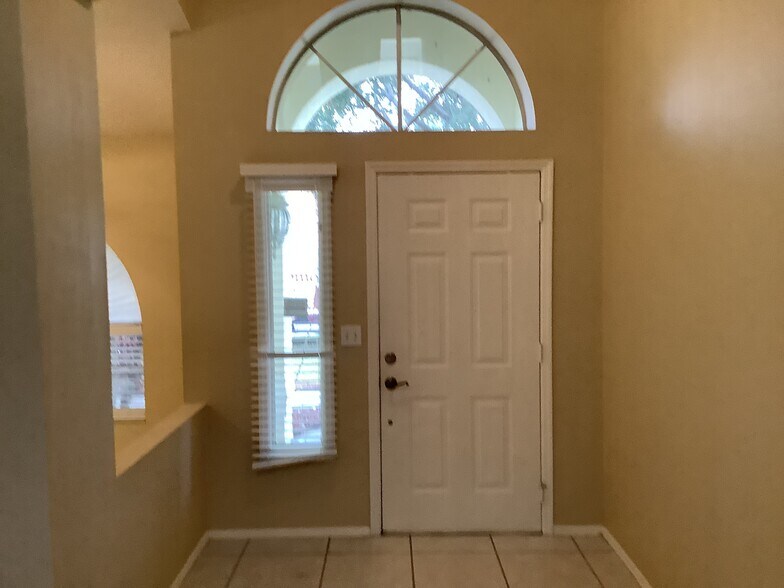 Building Photo - 2022 Blue Heron Dr