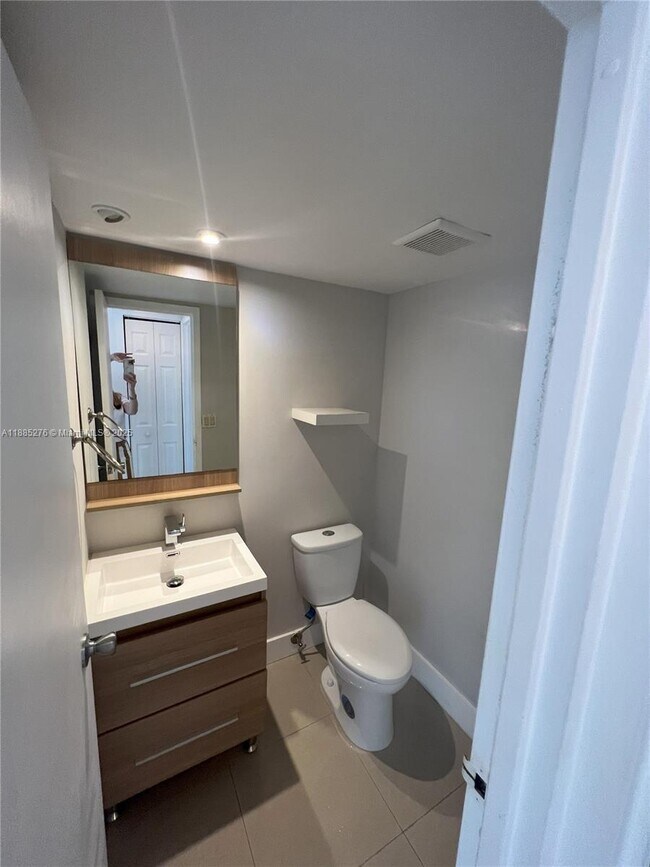 Building Photo - 100 Bayview Dr