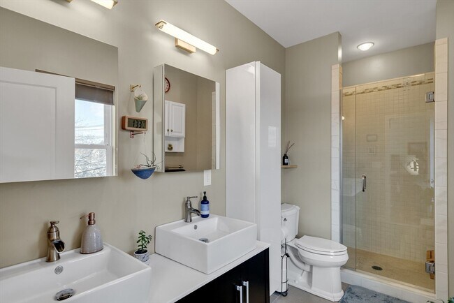 Building Photo - 104 Holland St