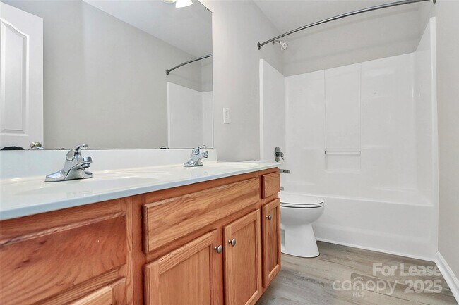 Building Photo - 2108 Oakcliffe Ct