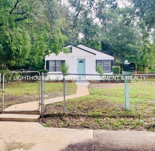 Building Photo - Fully Renovated & Cozy 3 Bed/2 Bath with F...