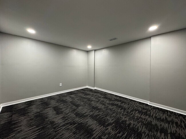 Building Photo - Beautiful 5 Bedroom 2 Bathroom Home + Den ...