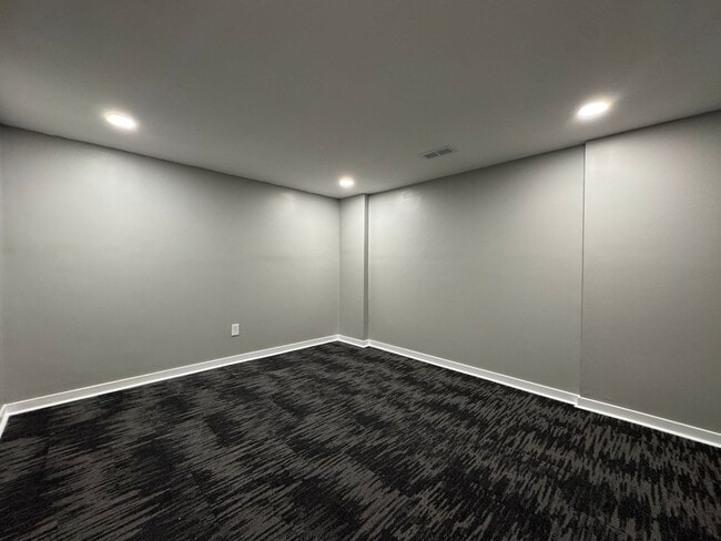 Building Photo - Stunning 5 Bedroom 2 Bathroom Home + Den i...